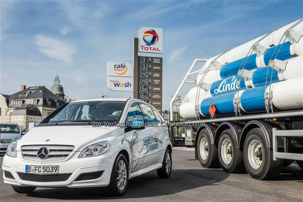 Daimler: Der Automobilhersteller Daimler und das Gase- und Engineering-Unternehmen Linde werden noch in diesem Jahr beginnen, gemeinsam mit den Mineralölunternehmen Total, OMV, Avia und Hoyer die Anzahl an Wasserstofftankstellen in Deutschland deutlich zu erhöhen. Die beiden Unternehmen investieren dabei jeweils rund 10 Mio. EUR in jeweils zehn Tankstellen., © Aussendung (08.10.2014) 