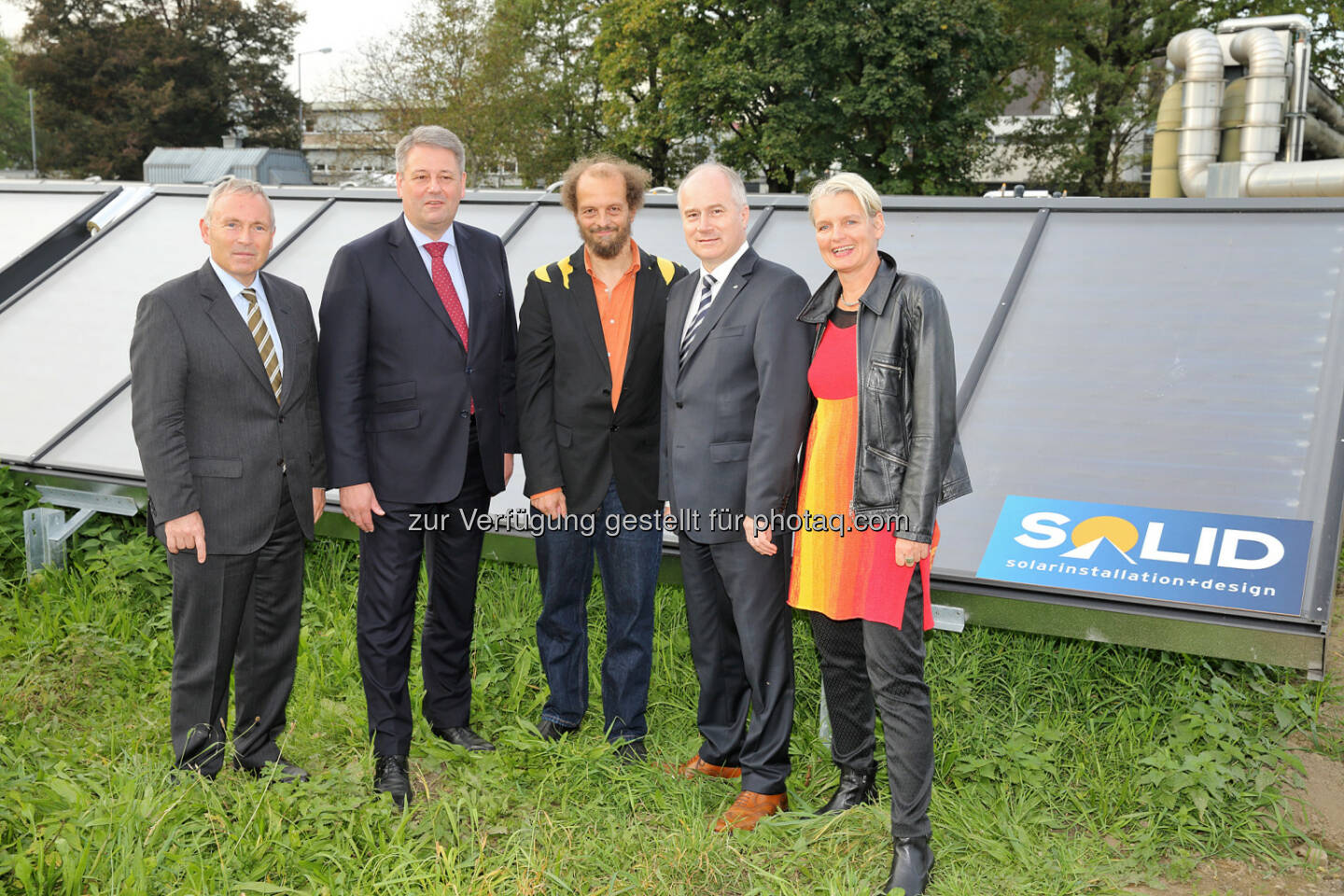 Christian Purrer, Vorstandssprecher der Energie Steiermark, Bundesminister Andrä Rupprechter, Geschäftsführer  Christian Holter von Solid, Landesrat Hans Seitinger, Grazer Stadträtin Lisa Rücker: Energie Steiermark AG: Grüne Fernwärme aus Sonne: Rupprechter eröffnet Österreichs größte Solaranlage in Graz