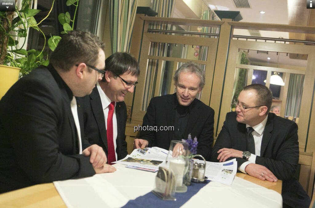 Frank Haas, Martin Hauer, Christian Drastil, Gerfried Karner - Sparkasse Kremstal-Phyrn mit den Fachheften - Zusammenhang siehe http://finanzmarktfoto.at/page/index/182 (26.01.2013) 