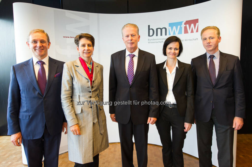 Vorstandsvorsitzender von Mondi Europe & International Peter J. Oswald, Vorstandsvorsitzende von Infineon Technologies Austria Sabine Herlitschka, Vizekanzler und Wirtschaftsminister Reinhold Mitterlehner, Geschäftsführerin von Fronius International GmbH Elisabeth Engelbrechtsmüller-Strauß und IV-Präsident Georg Kapsch: Bundesministerium für Wissenschaft, Forschung und Wirtschaft: Mitterlehner: Standortstrategie Leitbetriebe stärkt gesamte Wirtschaft, © Aussender (09.10.2014) 