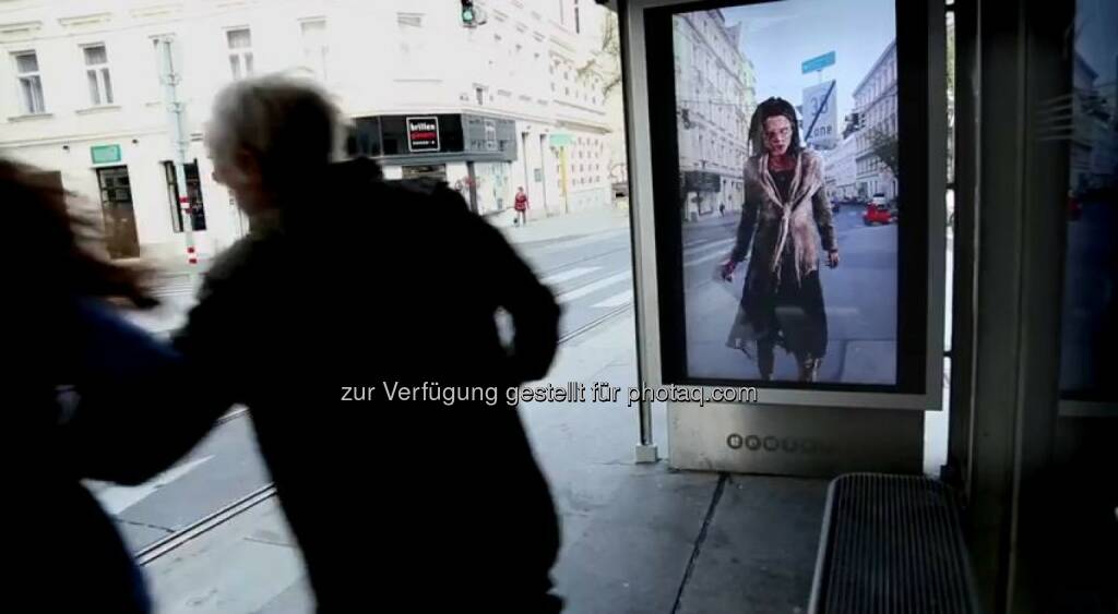 Marketing-Aktion zur fünften Staffel von The Walking Dead an Wiener Straßenbahnhaltestelle. Fox International Channels: Zombie-Attacke auf Wiener Straßenbahn: Sky und Fox stimmen mit Happening auf Staffel 5 von The Walking Dead ein,  obs/Fox International Channels/Sky Österreich, © Aussendung (11.10.2014) 