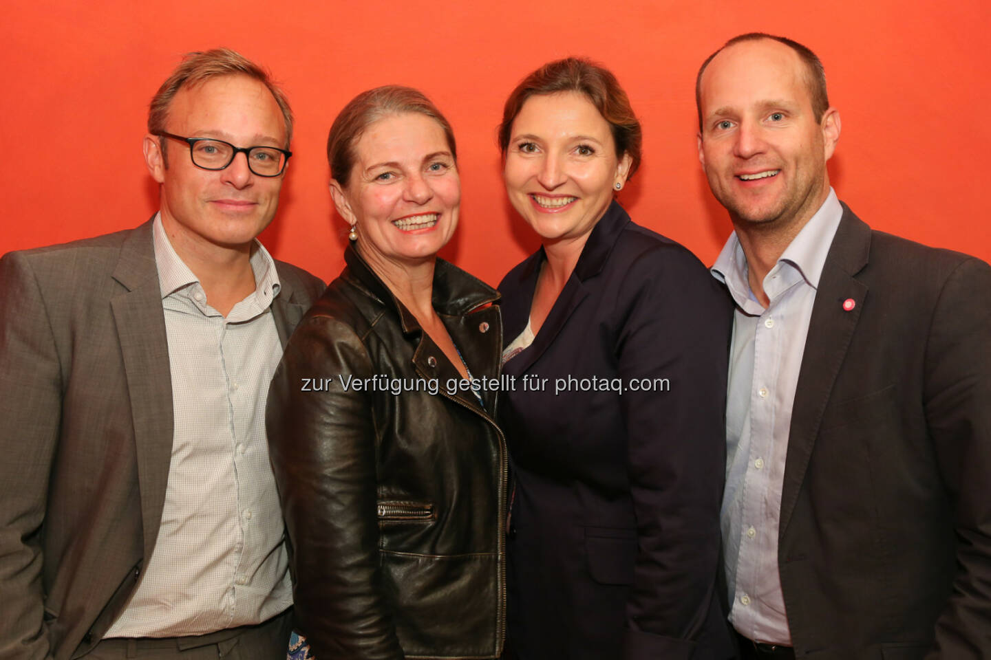 Stefan Knoll, Redakteur Innenpolitik des Format, Ulrike Mursch-Edlmayr, Corinna Prinz-Stremitzer und Matthias Strolz, Abgeordneter zum Nationalrat und Vorsitzender der Neos: Salon A - Gesellschaft der österreichischen Apotheker: Salon A - Standort Österreich - Standpunkt Freie Berufe