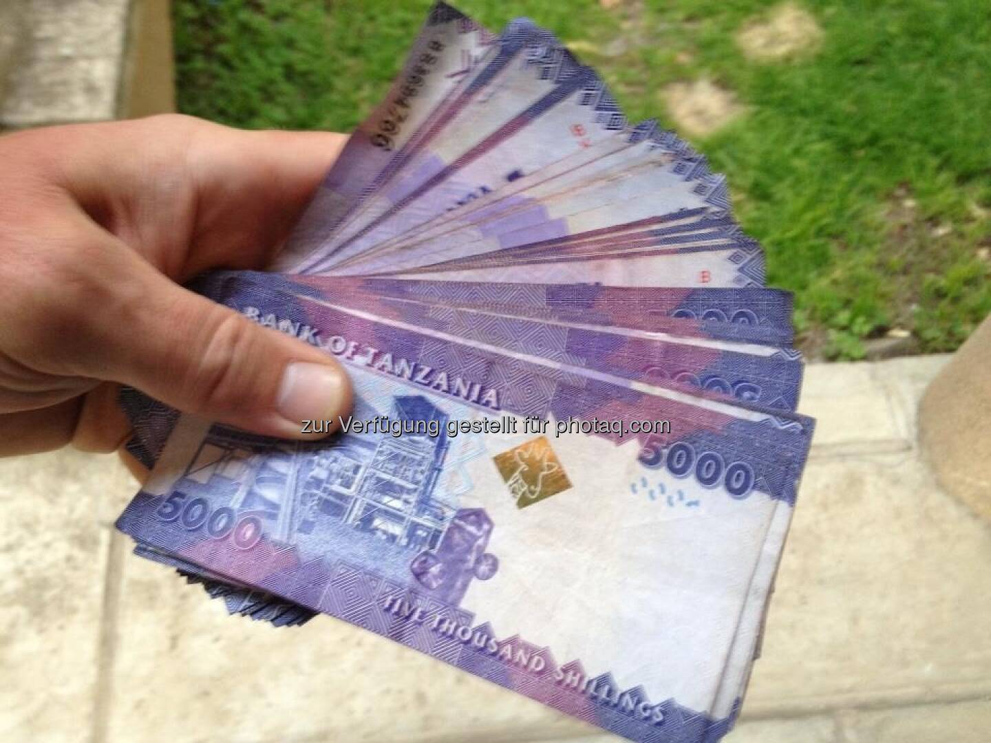 War beim Bankomat und habe 400.000 Shilling behoben :-) ....
