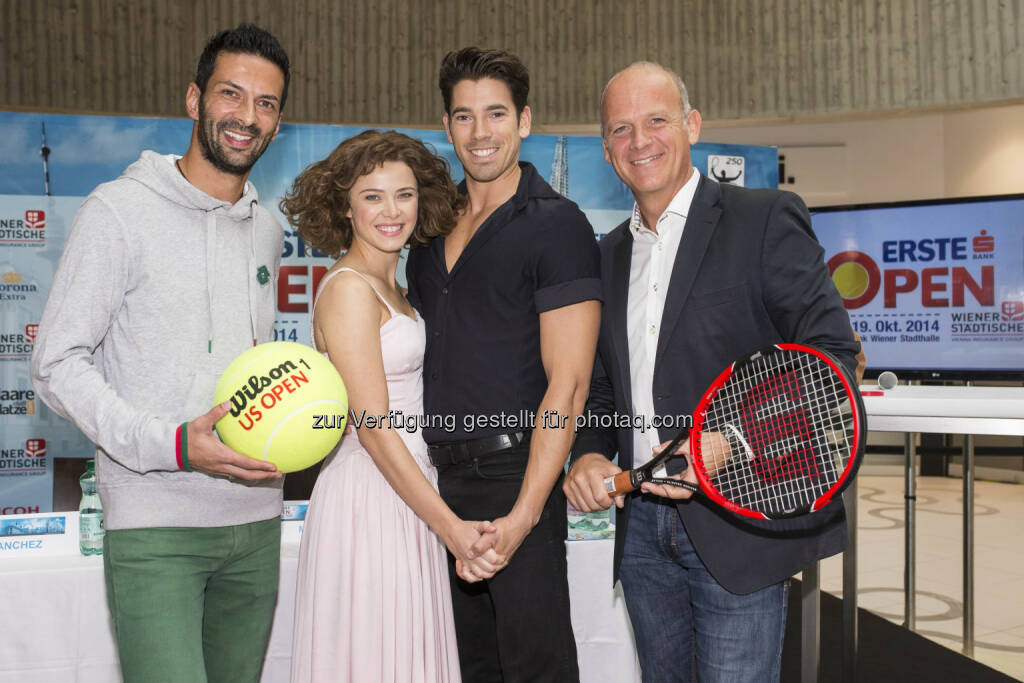 Julian Knowle, Baby, Johnny und Turnierdirektor Herwig Straka: Auslosung des Hauptbewerbes der Erste Bank Open 2014 mit Julian Knowle und Johnny und Baby, den Stars aus Dirty Dancing - Copyright: e-motion/Bildagentur Zolles KG/Christian Hofer, 11.10.2014, © Aussendung (11.10.2014) 