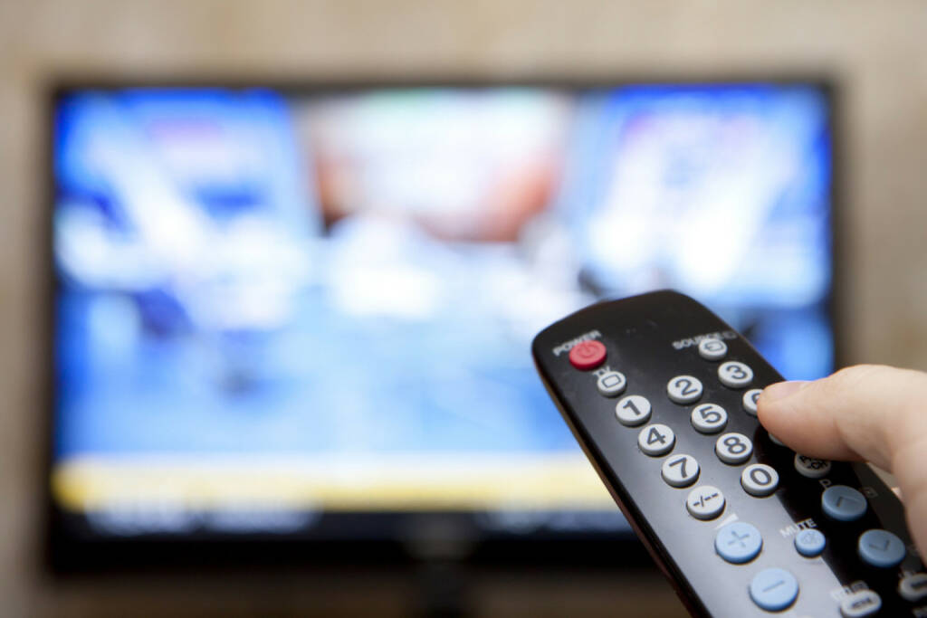 Fernsehen, Fernseher, Fernbedienung, TV, Television, fernschauen, http://www.shutterstock.com/de/pic-88167571/stock-photo-television-remote-control-changes-channels-thumb-on-the-blue-tv-screen.html (18.05.2025) 