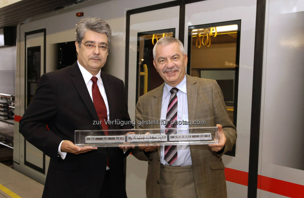 Wolfgang Hesoun (Generaldirektor der Siemens Österreich AG) und Günter Steinbauer (Wiener-Linien-Geschäftsführer) präsentierten den 50. V-Zug im Fuhrpark der Wiener U-Bahn am Montag im Rahmen einer Probefahrt. (Bild: Siemens AG Österreich), © Aussendung (13.10.2014) 