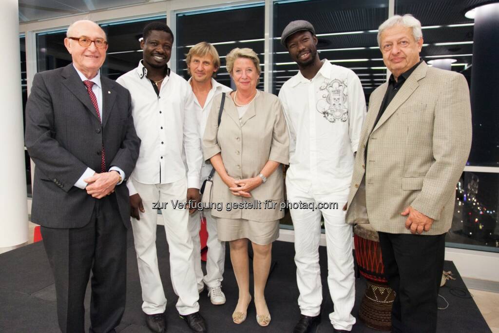 Günter Geyer (Vorstandsvorsitzender Wiener Städtische Versicherungsverein), Mamadou Diabate (Balafon, N'Goni), Sigi Finkel (Saxophon, Flöte), Ursula Stenzel (Bezirksvorsteherin 1. Bezirk), Abdulaye Dembele (Percussion, Vocals) und Prof. Wolfgang Graninger (Mediziner): Wiener Städtische Versicherungsverein: Kunst im Turm: Top-Mediziner Graninger trifft auf afrikanischen Jazz, © Aussendung (14.10.2014) 