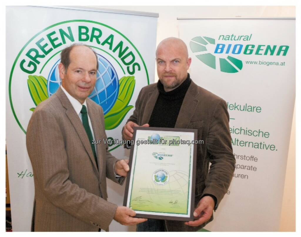 Norbert Lux, COO der Green Brands Organisation, Albert Schmidbauer, Eigentümer der Biogena Naturprodukte GmbH & Co KG: Green Brands Organisation Ltd.: Biogena als erstes Unternehmen aus der Gesundheitsbranche zu den Green Brands Austria ausgezeichnet, © Aussendung (14.10.2014) 