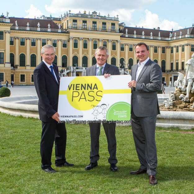 Paul Blaguss, Wilhelm Böhm und  Franz Sattlecker mit dem Vienna Pass.: VPG Vienna Pass GmbH: Vienna Pass - Wien ist im modernen Tourismus angekommen!, © Aussendung checkfelix (14.10.2014) 