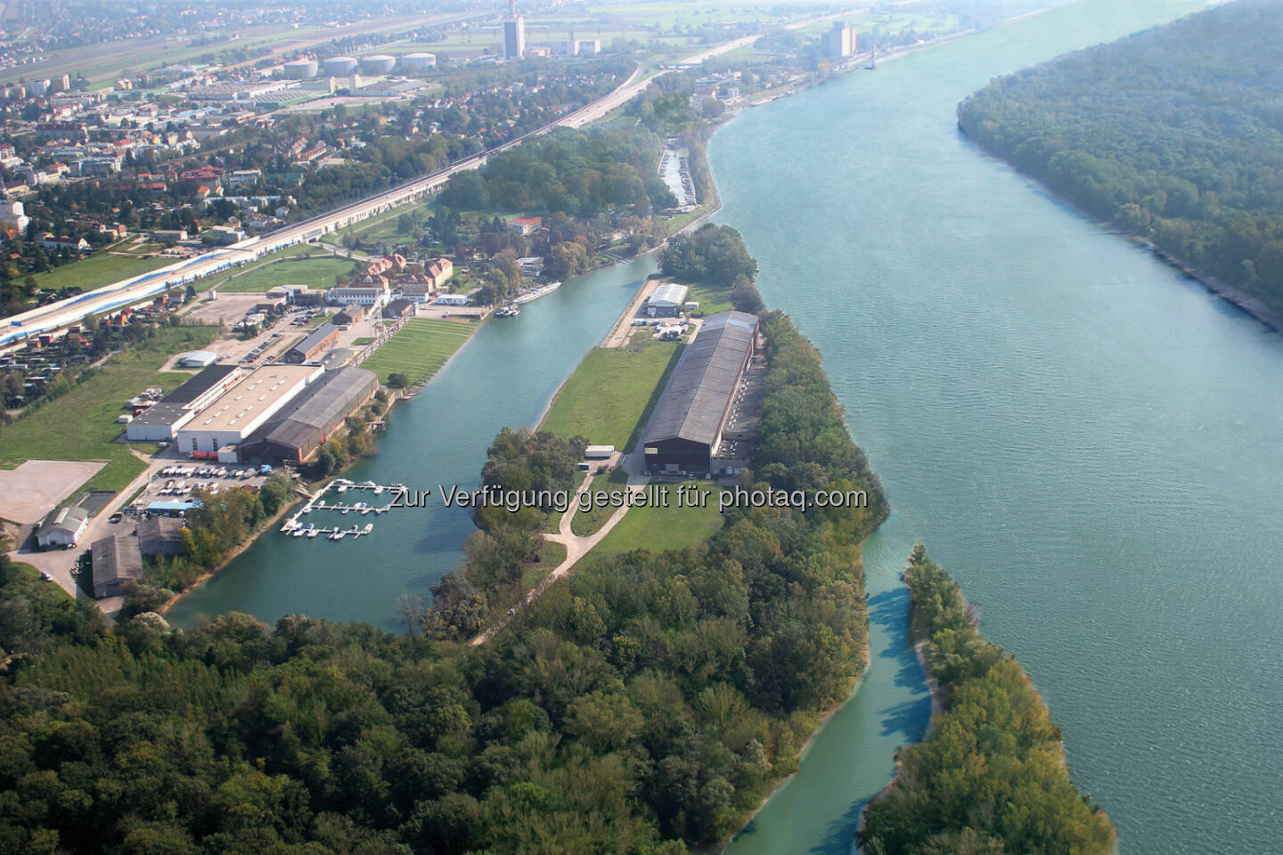 WRG - Werft Revitalisierung GmbH: Schönste Donauinsel wirbt um Jahrhundert-Ansiedlung: Dieses geschichtsträchtige Areal vor den Toren Wiens ist bereit für eine neue Ära. Wurden im 160-jährigen Bestehen der Werft Korneuburg fast 1.000 Schiffe gebaut, welche noch heute auf den großen Flüssen und Meeren unterwegs sind, so ist diese Halbinsel nun reif für Investoren, die sich an der schönen Donau ein Denkmal setzen wollen. Das Gelände wurde mit einem Investitionsaufwand in Millionen-Höhe perfekt umweltsaniert und Maßnahmen wie Hochwasserschutz und eine direkte Autobahnabfahrt vorbereitet.