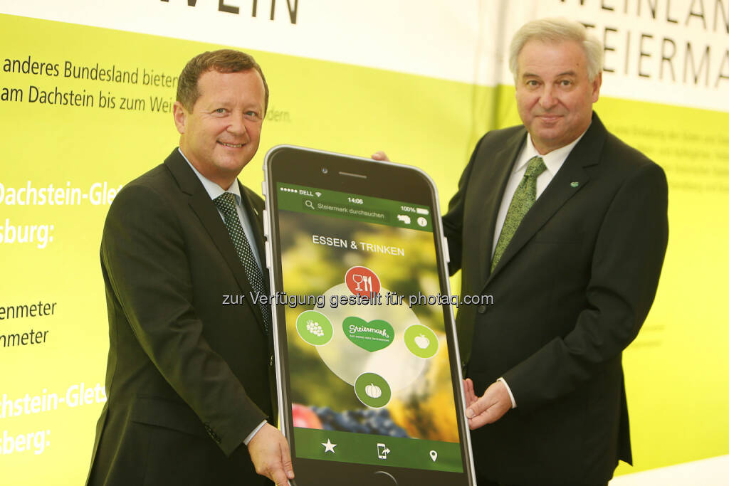 Landeshauptmann-Stv. Hermann Schützenhöfer (re) und Erich Neuhold, GF von Steiermark Tourismus, mit neuer Kulinarium-App: Steiermark Tourismus: Gemeinsam sind wir ein Herz: Strategie 2020 von Steiermark Tourismus, © Aussendung checkfelix (15.10.2014) 