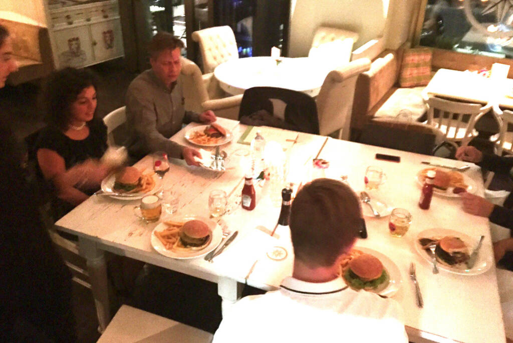 Mit u.a. Stefania Tortorici und Robert Gillinger im Heinz, für 6 Personen gab es eine Art Cheeseburger-Platte für 6 Personen (16.10.2014)
