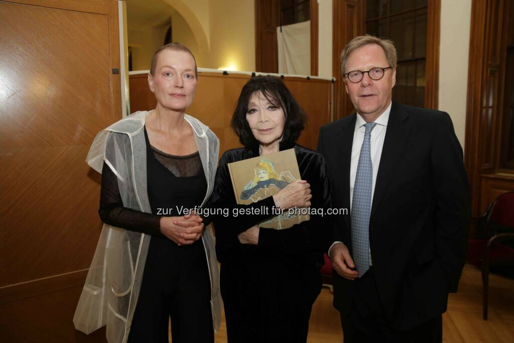 Bank Austria Kunstforum Wien-Direktorin Ingried Brugger, Juliette Gréco, Bank Austria Vorstandsvorsitzender Willibald Cernko, © leisure.at/Roland Rudolph (16.10.2014) 