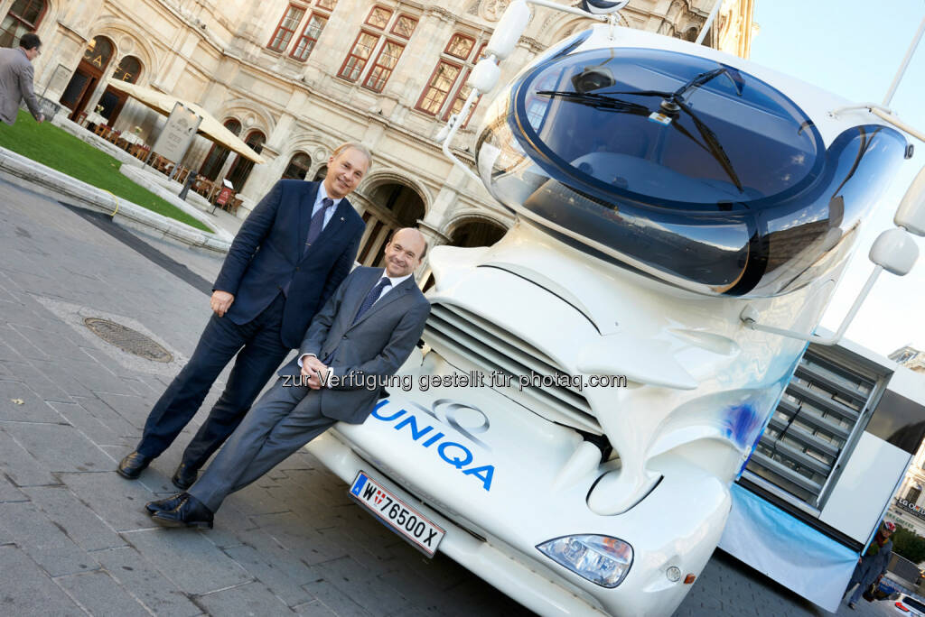 Dominique Meyer, Direktor der Wiener Staatsoper und Uniqa Österreich Vorstand Peter Eichler - 850 Pferdestärken für die Gesundheit - Uniqa Trucks im Dienst der Staatsoper (Bild: Uniqa/Klimpt), © Aussendung (16.10.2014) 