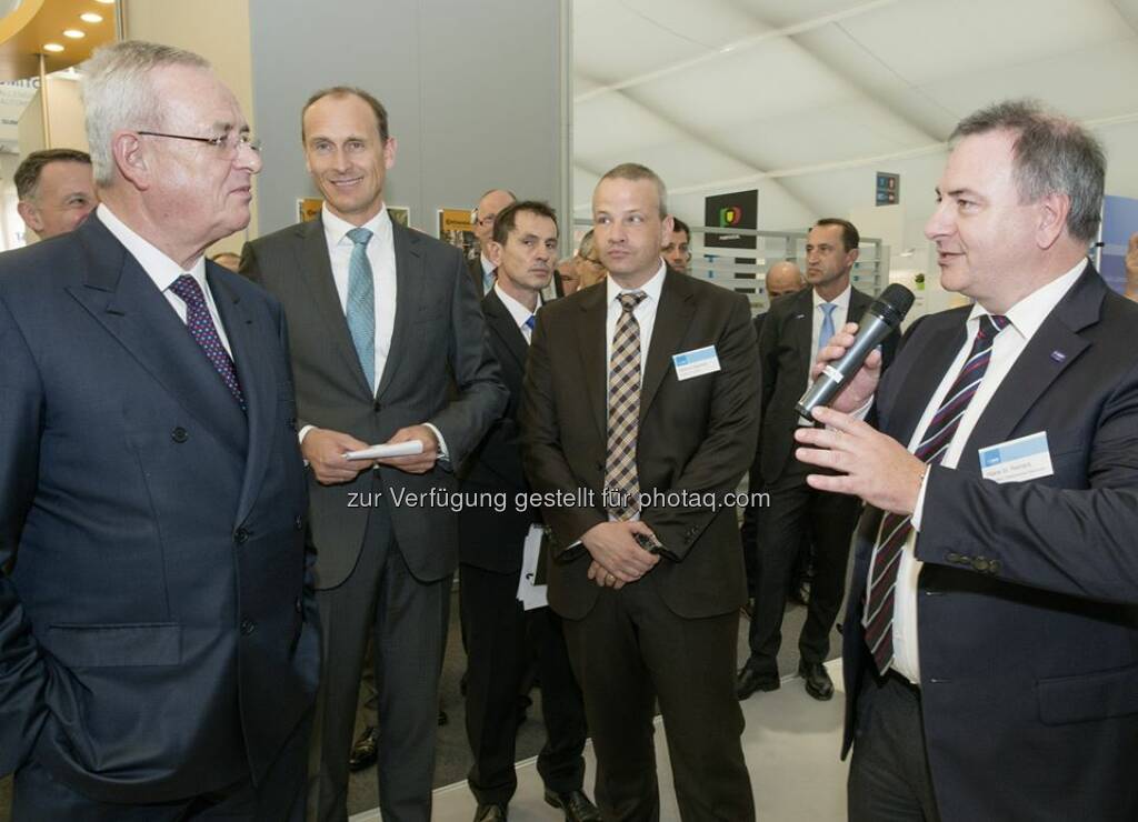 Martin Winterkorn, Vorstandsvorsitzender der Volkswagen AG, besuchte am 14. Oktober zusammen mit weiteren Vorstandskollegen den Messestand der BASF, auf der IZB 2014,  um sich über Innovationen aus der Chemie für zukünftige Mobilitätslösungen zu informieren. [CR] http://www.basf.com/group/pressemitteilungen/P-14-362  Source: http://facebook.com/BASF.Deutschland (16.10.2014) 