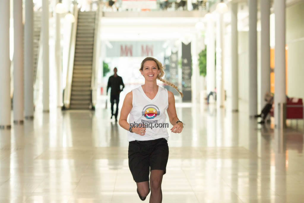 Nina Bergmann (finanzen.net) im runplugged shirt auf der Gewinnmesse, © runplugged/Martina Draper (16.10.2014) 