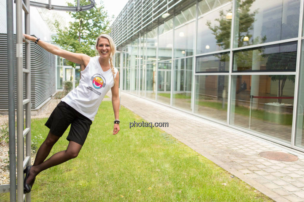 Nina Bergmann (finanzen.net) im runplugged shirt auf der Gewinnmesse, © runplugged/Martina Draper (16.10.2014) 