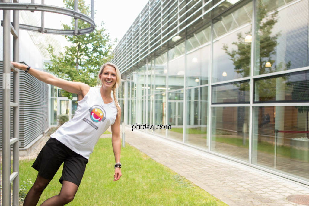 Nina Bergmann (finanzen.net) im runplugged shirt auf der Gewinnmesse, © runplugged/Martina Draper (16.10.2014) 