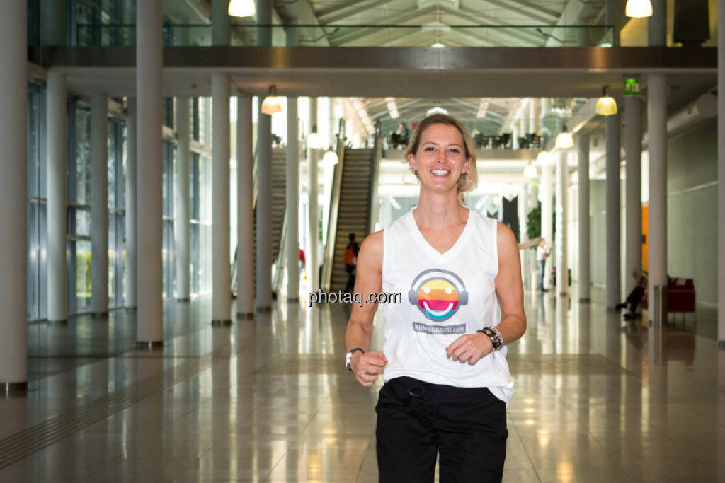 Nina Bergmann (finanzen.net) im runplugged shirt auf der Gewinnmesse, © runplugged/Martina Draper (16.10.2014) 