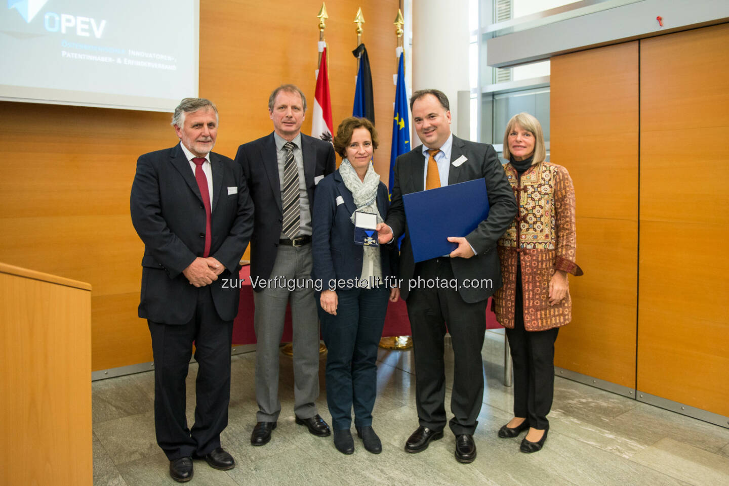 Walter Wagner (Präsident des OPEV), Werner Lackner (KTC Patentcercle), Elisabeth di Giorgio (KTC Patentcercle), Oliver Nagy (KTC Patentcercle), Univ. Prof. Gerlind Weber (Enkelin von Viktor Kaplan): : Kapsch für Innovationen mit Kaplan-Medaille ausgezeichnet