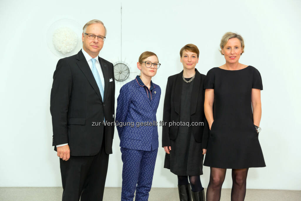 Andreas Burckhardt (Präsident des Verwaltungsrat der Baloise Group), Manuela Ammer (Kuratorin mumok), Jenni Tischer (Künstlerin) und Karola Kraus (Direktorin mumok) vor den Schenkungen Making Grid IX (links) und Making Grid II (rechts: mumok Museum Moderner Kunst: Baloise Group kauft fünf neue Werke aus der Ausstellung Jenni Tischer. Pin für das mumok an, © Aussendung (17.10.2014) 