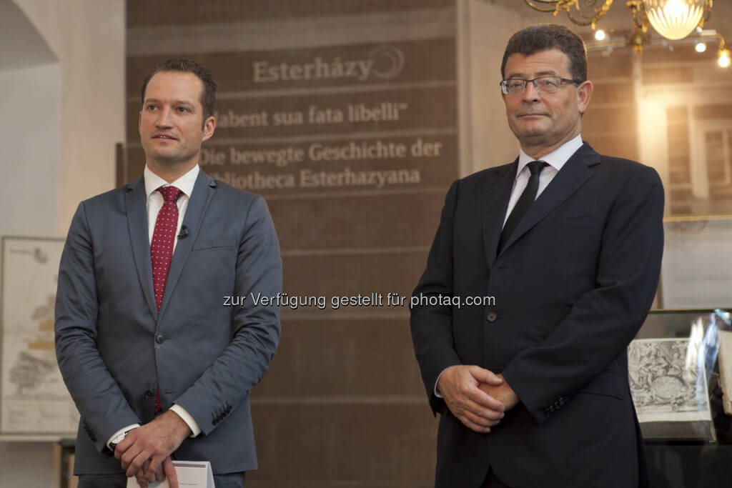 Sammlungsleiter Florian Bayer, GeneraldirektorStefan Ottrubay: Esterhazy Betriebe GmbH: Neue Ausstellung im Schloss Esterházy Bücher haben ihre bewegte Geschichte - Erfolgreiches Ausstellungsjahr 2014, © Aussendung (17.10.2014) 