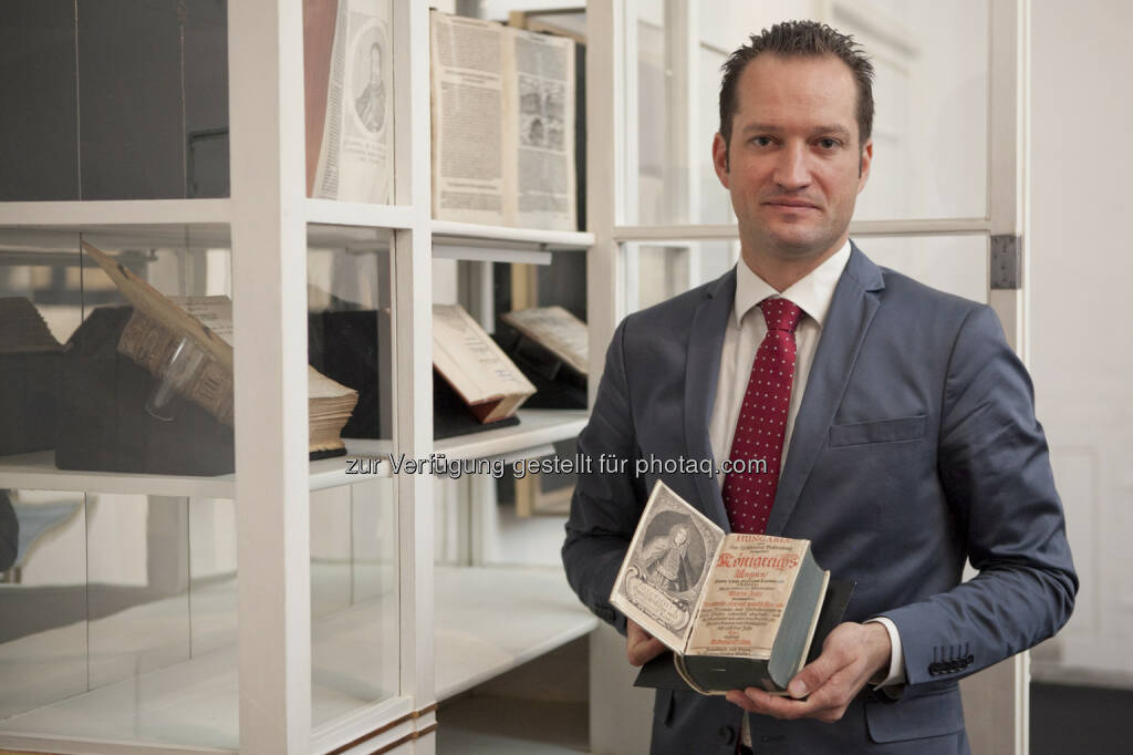 Sammlungsleiter Florian Bayer - Esterhazy Betriebe GmbH: Neue Ausstellung im Schloss Esterházy Bücher haben ihre bewegte Geschichte © Esterhazy / Schuller (18.10.2014) 