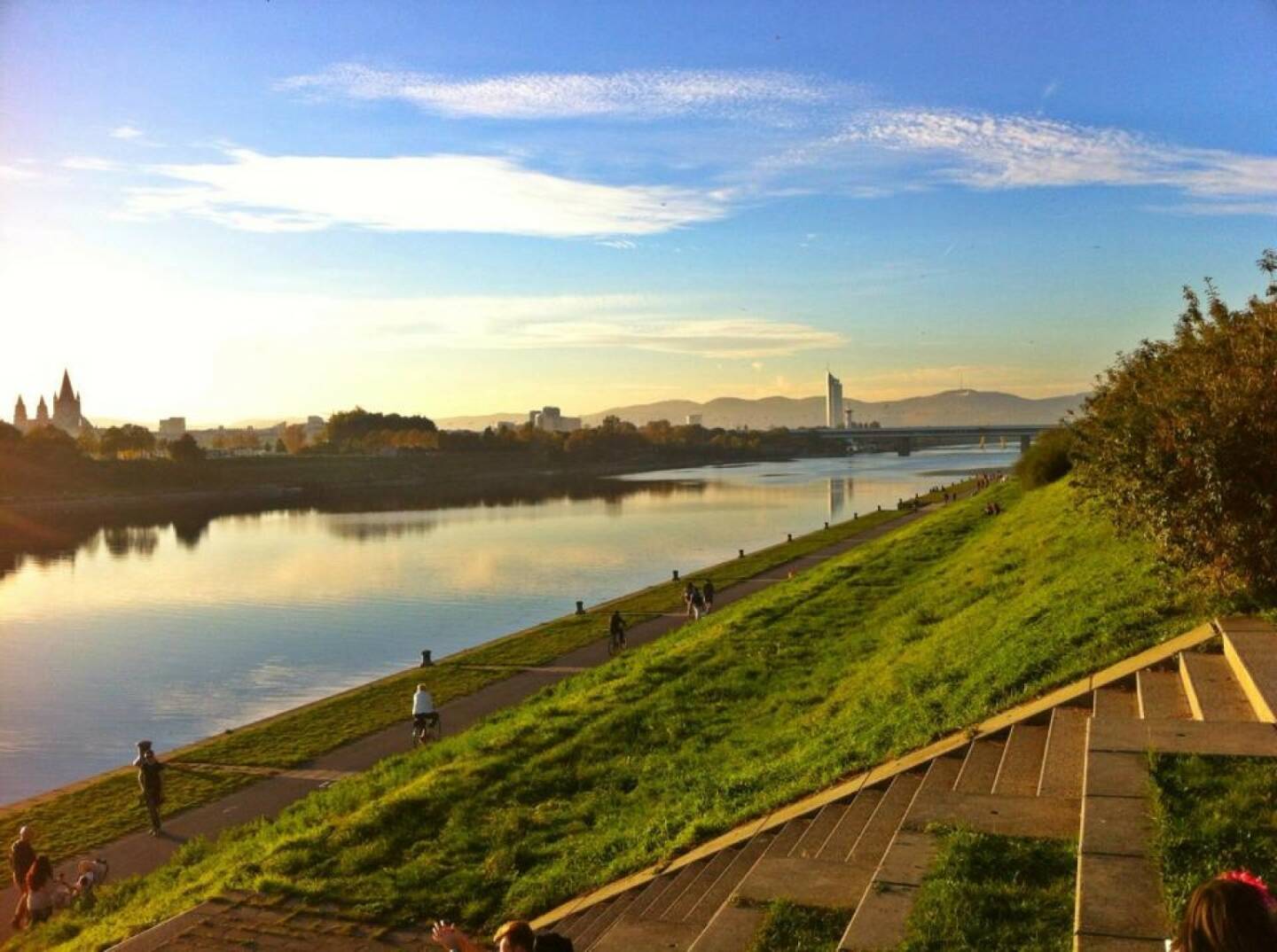 trainiert auf der Donauinsel für den NY-Marathon  https://www.facebook.com/