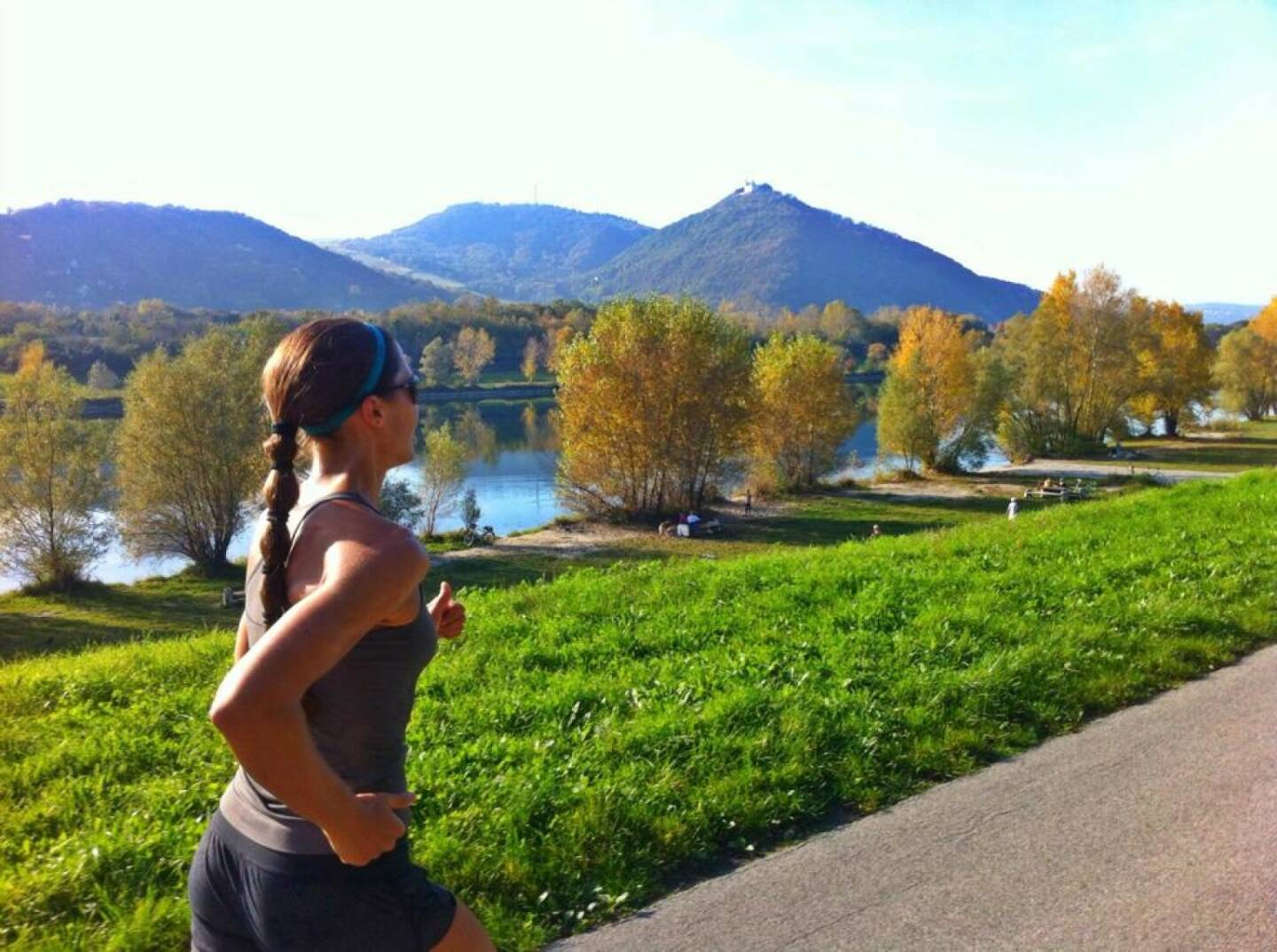 Nach vorne schauen, Herbst, Sonne: trainiert auf der Donauinsel für den NY-Marathon  https://www.facebook.com/