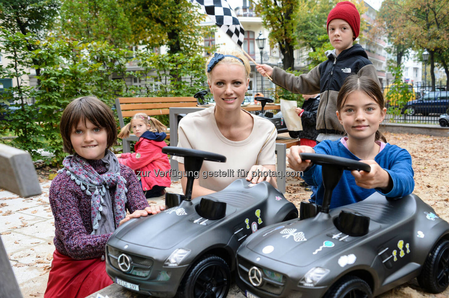 Mercedes Benz: Franziska Knuppe übergibt 16 Bobby Benz. Mercedes Benz unterstützt Kinder des Tabea.e.V. in Berlin, Foto: BrauerPhotos © H.Fuhr für Mercedes Benz