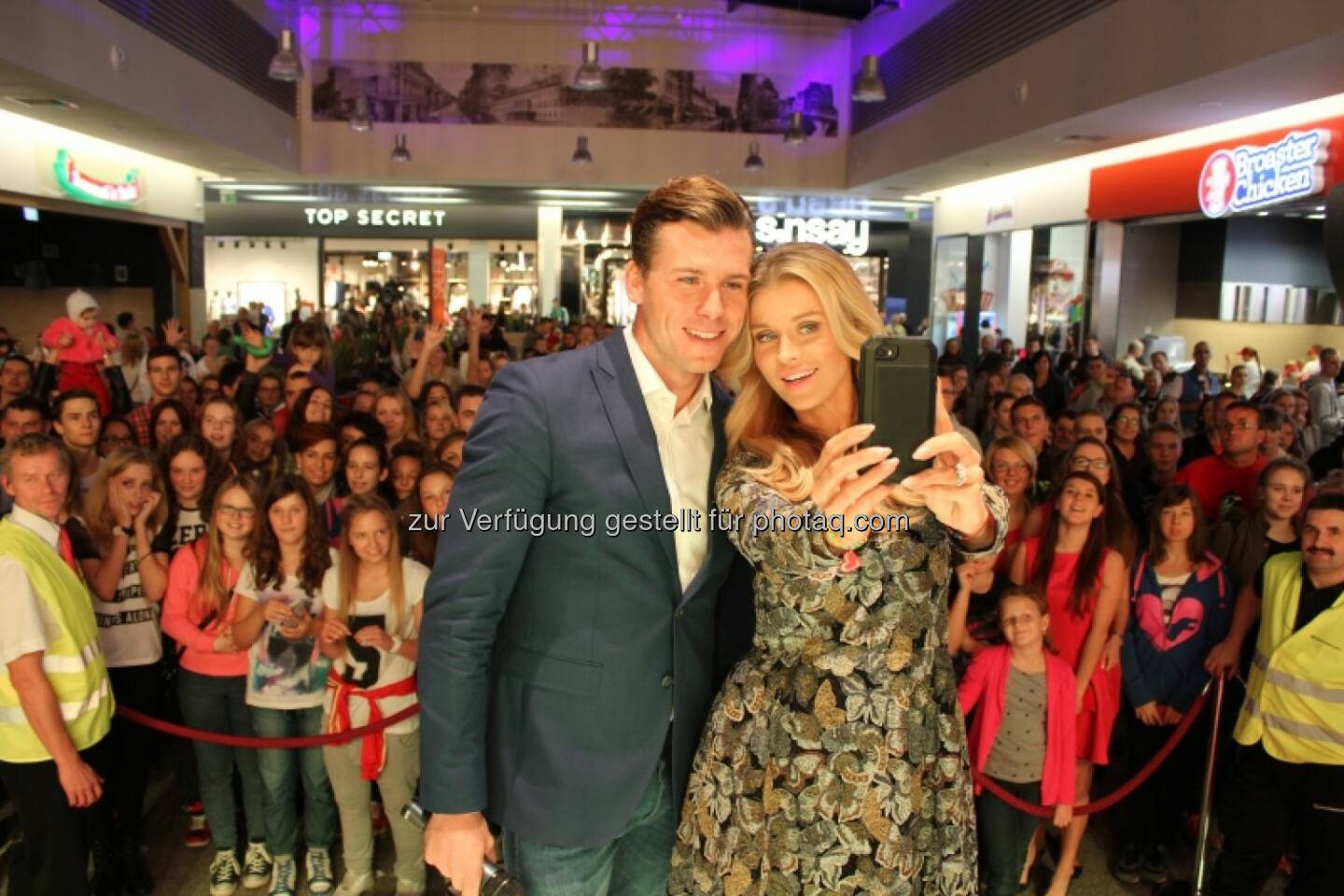 Eröffnungs-Star Joanna Krupa, http://blog.immofinanz.com/de/2014/10/20/immofinanz-mehr-als-70.000-besucher-am-eroeffnungs-wochenende-in-pila/
