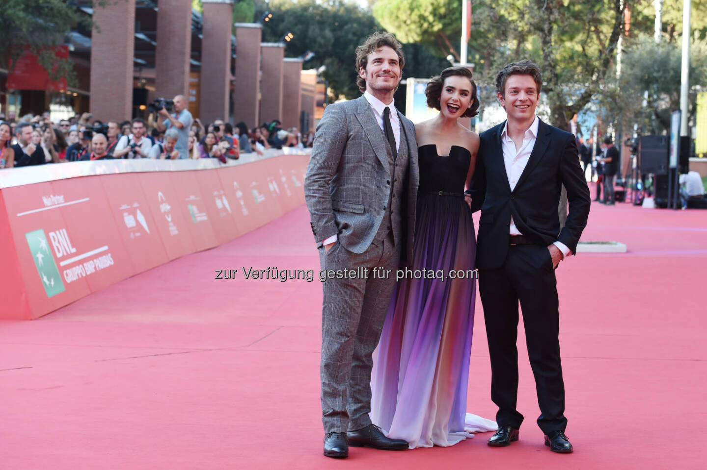 Sam Claflin, Lily Collins und Christian Ditter auf dem Roten Teppich von 'Love, Rosie' beim 9. Film Festival von Rom, Italien. (C) 2014 Constantin Film Verleih GmbH. Constantin Film: Stars, Blitzlichtgewitter und glückliche Fans: Love, Rosie in Rom auf dem Filmfestival,  obs/Constantin Film/Stefania D'Alessandro/Getty Images