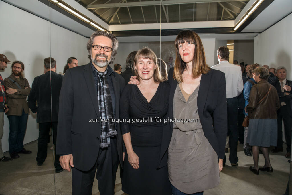 Rektor Gerald Bast mit den Kuratorinnen Prof. Eva Maria Stadler und Prof. Brigitte Felderer: Universität für angewandte Kunst Wien: Neues entsteht an Rändern: Angewandte Innovation Laboratory (AIL) eröffnet, © Aussendung (21.10.2014) 