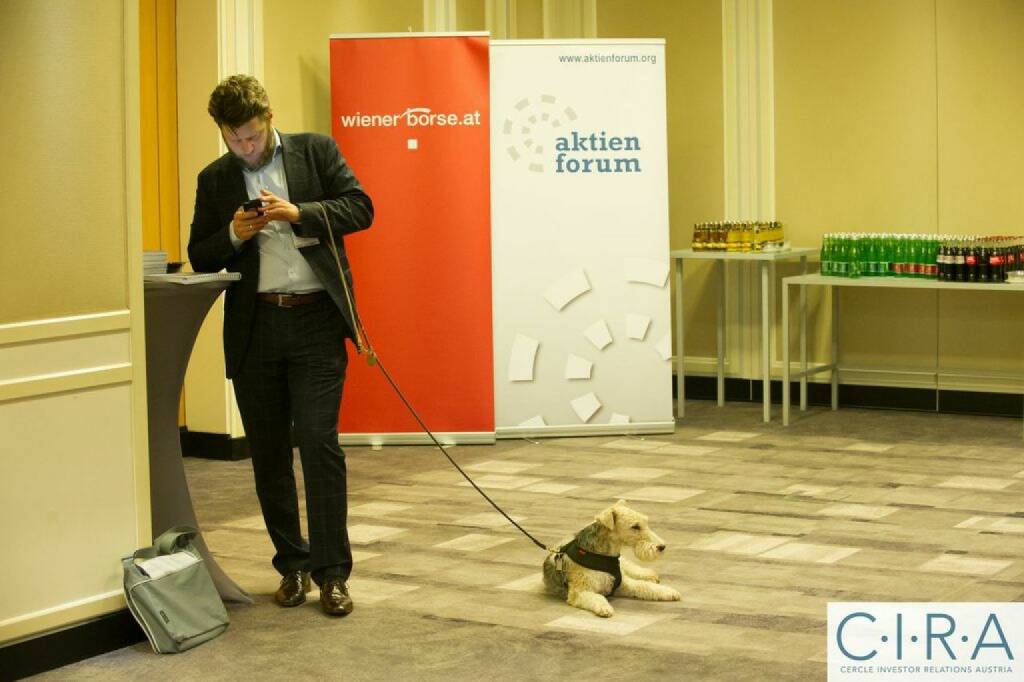 Wiener Börse Aktienforum Handy Hund, © C.I.R.A. (21.10.2014) 
