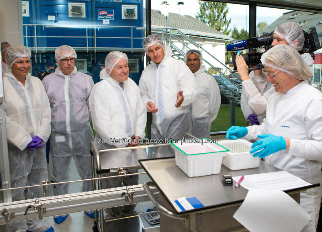 Büroleiterin des LH Elgin Drda, TechOps Site Head Ulrich Valley, LH Josef Pühringer, Head Manufacturing Dirk Lange, General Manager Unterach Georges Kawahti, Mitarbeiter Sandoz Unterach: Novartis Austria GmbH: Sandoz eröffnet neue Anlagen für Onkologie- und Rheumatologie-Produkte in Unterach, © Aussendung (22.10.2014) 