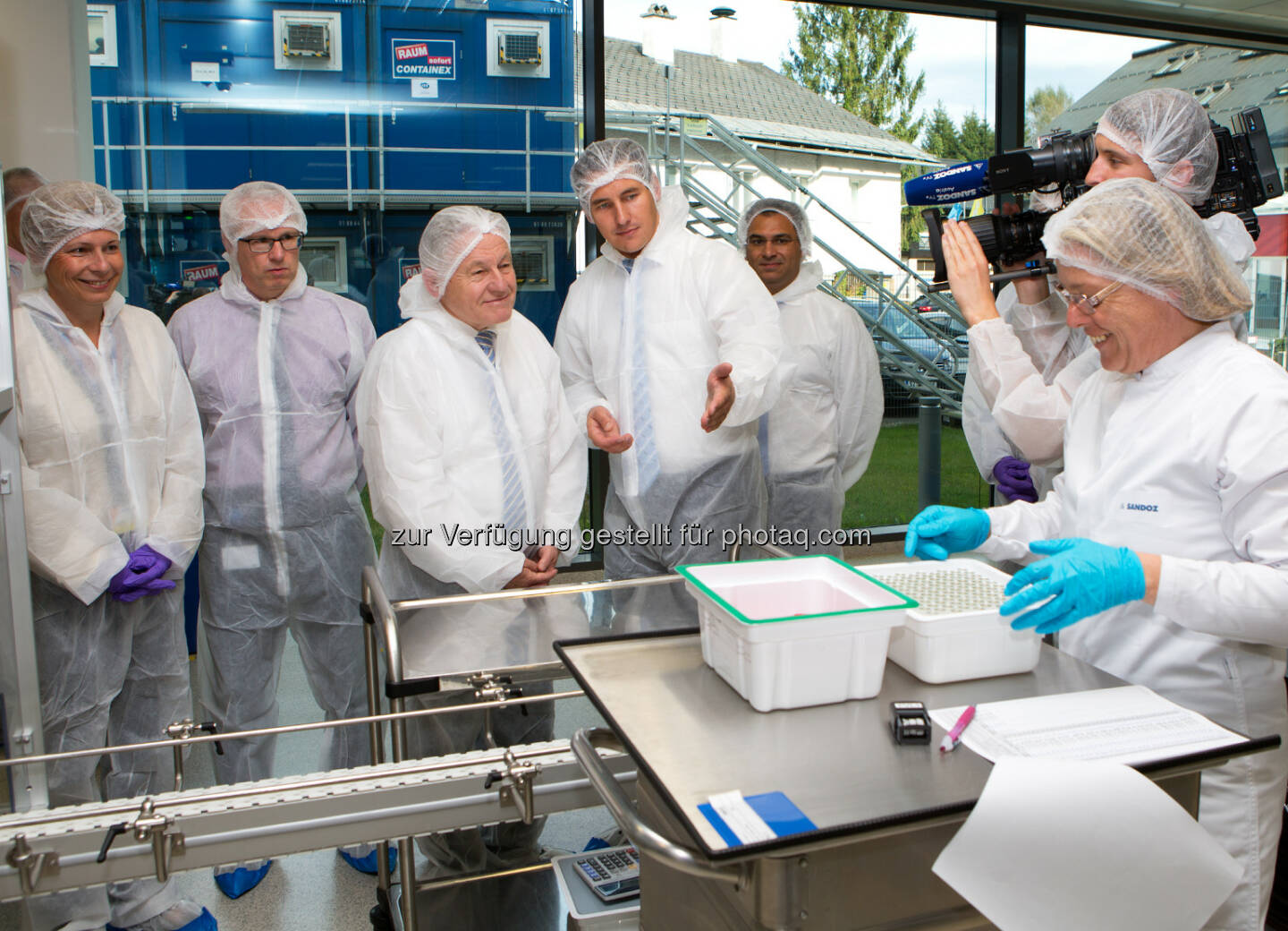 Büroleiterin des LH Elgin Drda, TechOps Site Head Ulrich Valley, LH Josef Pühringer, Head Manufacturing Dirk Lange, General Manager Unterach Georges Kawahti, Mitarbeiter Sandoz Unterach: Novartis Austria GmbH: Sandoz eröffnet neue Anlagen für Onkologie- und Rheumatologie-Produkte in Unterach