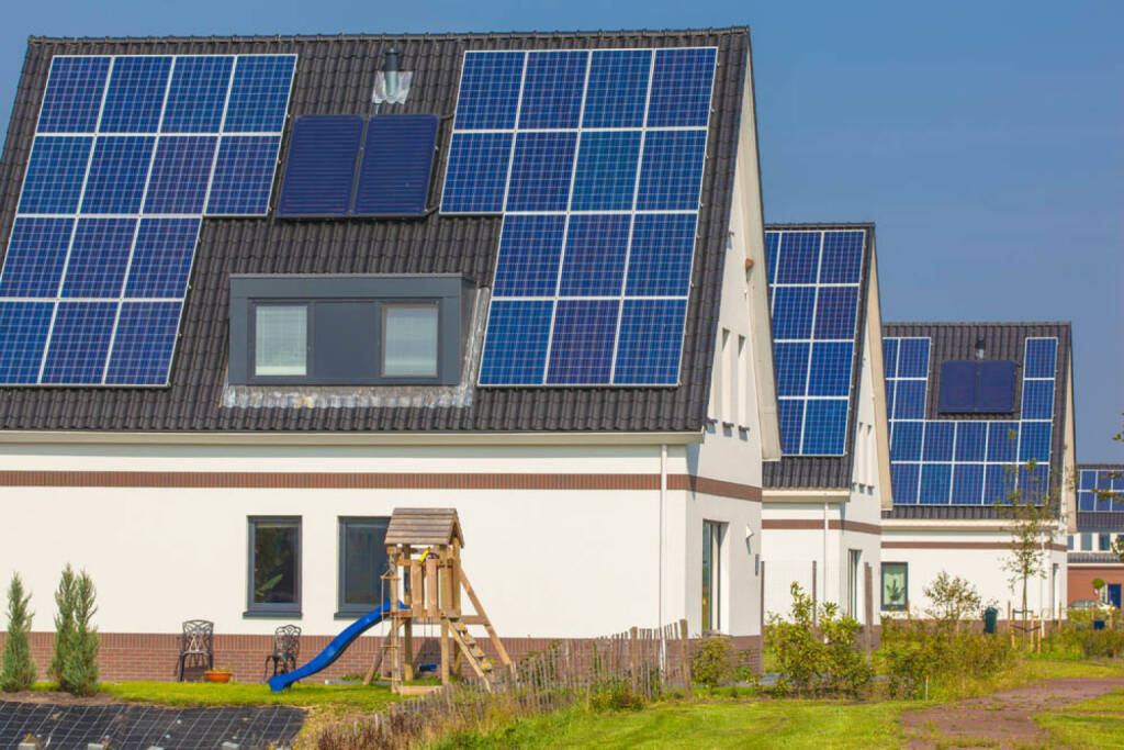 Solar, Solaranlage, Dach, Haus, Energie, Sonnenenrgie, Strom, -constructed-houses-in-a-suburban-area.html (22.10.2014) 