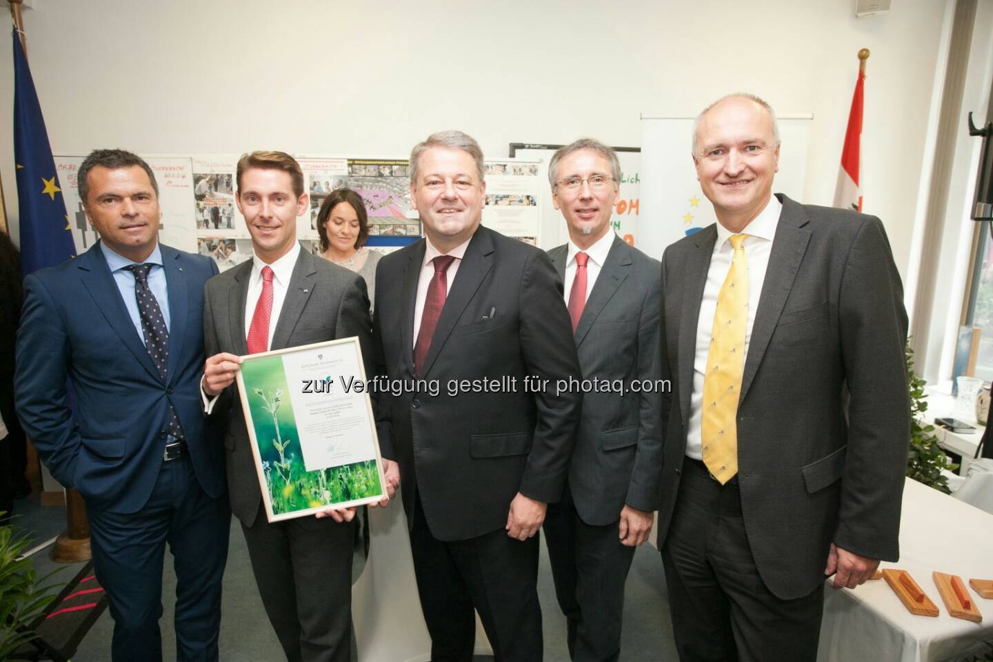 Erich Steinreiber - Geschäftsführer ISS Austria Holding GmbH Florian Eisenmagen, MBA - Finanzvorstand ISS Austria Holding GmbH Andrä Rupprechter, Bundesminister für Land-, Forstwirtschaft, Umwelt und Wasserwirtschaft Andreas Tschulik, Abteilungsleiter der Abteilung V/7 - Betrieblicher Umweltschutz und Technologie im Bundesministerium für Land- und Forstwirtschaft, Umwelt und Wasserwirtschaft Reinhard Mang, Generalsekretär und Interimistischer Sektionschef der Sektion Steuerung & Service im Bundesministerium für Land- und Forstwirtschaft, Umwelt und Wasserwirtschaft: Bundesminister Rupprechter überreicht ISS das Umwelt-Gütesiegel Emas