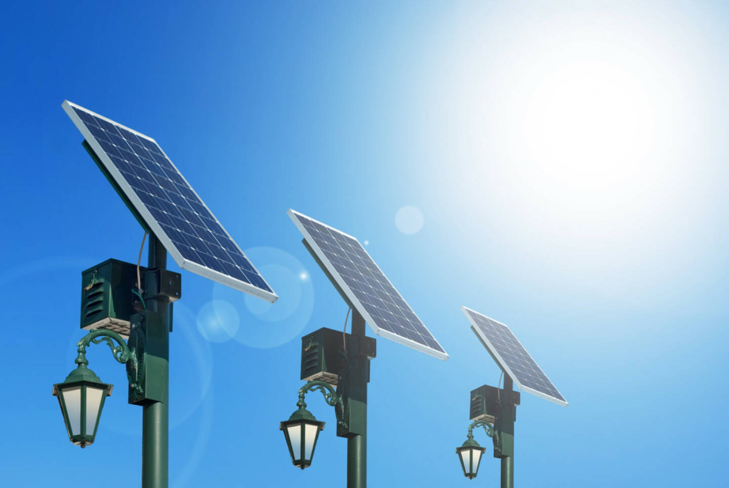 Solar, Solarlampe, http://www.shutterstock.com/de/pic-70419373/stock-photo-solar-photovoltaic-powered-lamp-posts-on-the-blue-skies-with-sun.html, 