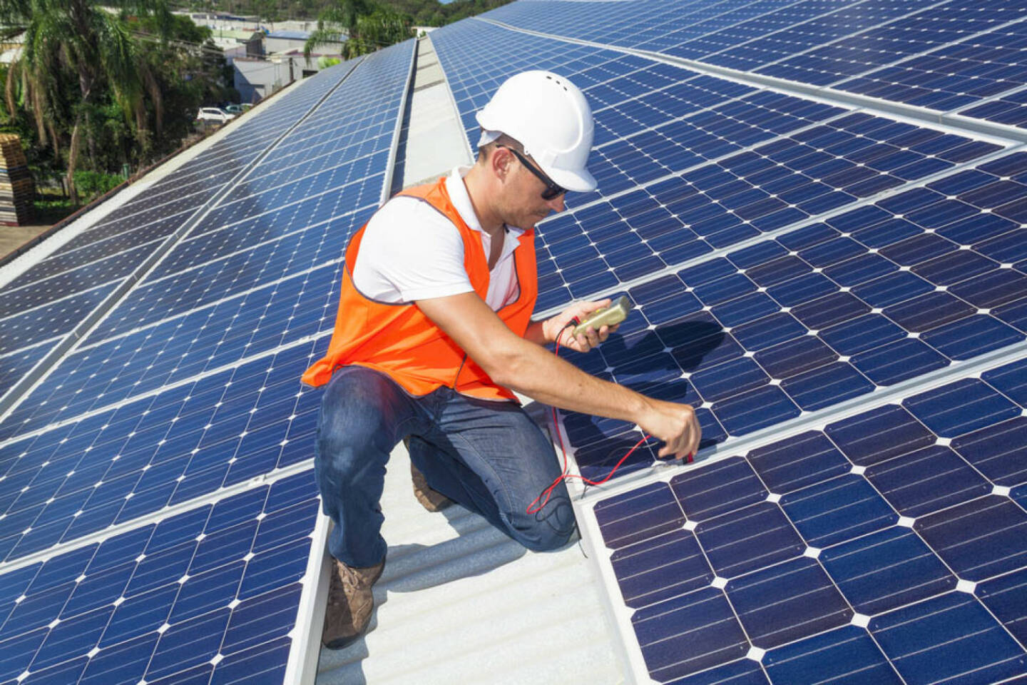 Solar, Energie, Montage, http://www.shutterstock.com/de/pic-148095986/stock-photo-young-technician-checking-solar-panels-on-factory-roof.html