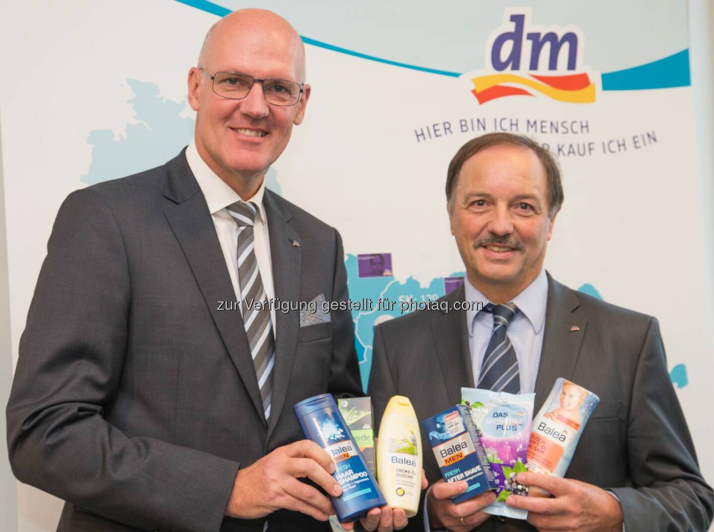  Martin Engelmann (dm Geschäftsführer), Manfred Kühner (dm Geschäftsführer): dm drogerie markt GmbH: Kunden belohnen dm mit Rekordumsatz