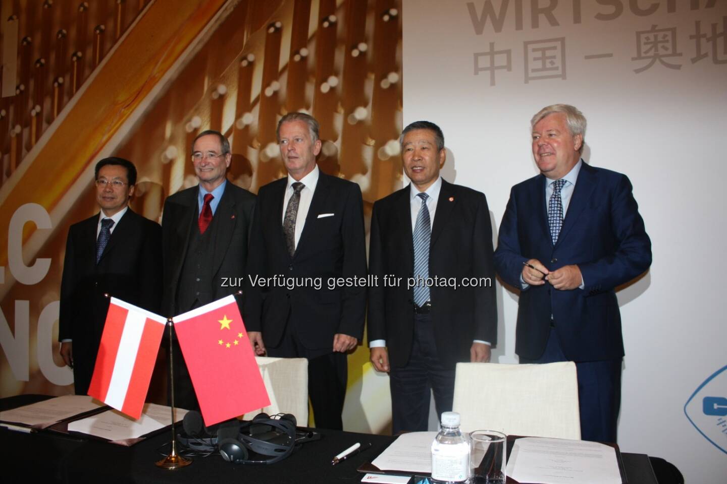 Pang Zhen, Vice President Civil Aircraft of Avic; Wirtschaftskammerpräsidenten Christoph Leitl; Vizekanzler Reinhold Mitterlehner; Geng Ruguang, Chairman of the Supervisory Board of Avic und Facc CEO Walter Stephan: Facc AG baut Marktposition in Wachstumsregion China aus