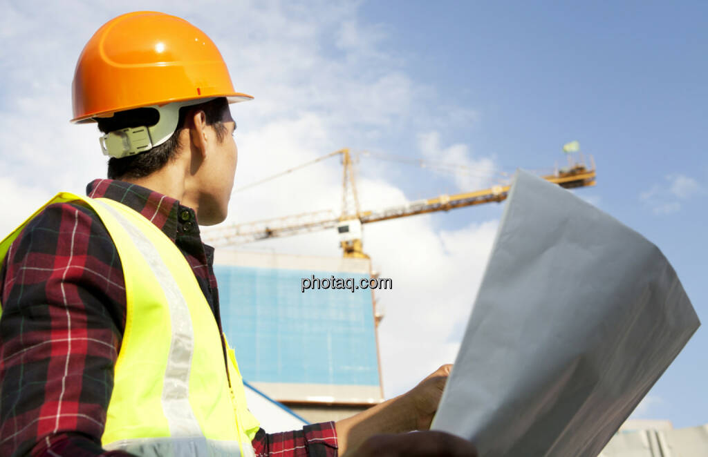 Bau, Baustelle, Braukran, Kran, Helm, Schutzhelm, http://www.shutterstock.com/de/pic-147780710/stock-photo-engineer-builder-wearing-safety-vest-with-blueprint-at-construction-site.html (24.10.2014) 