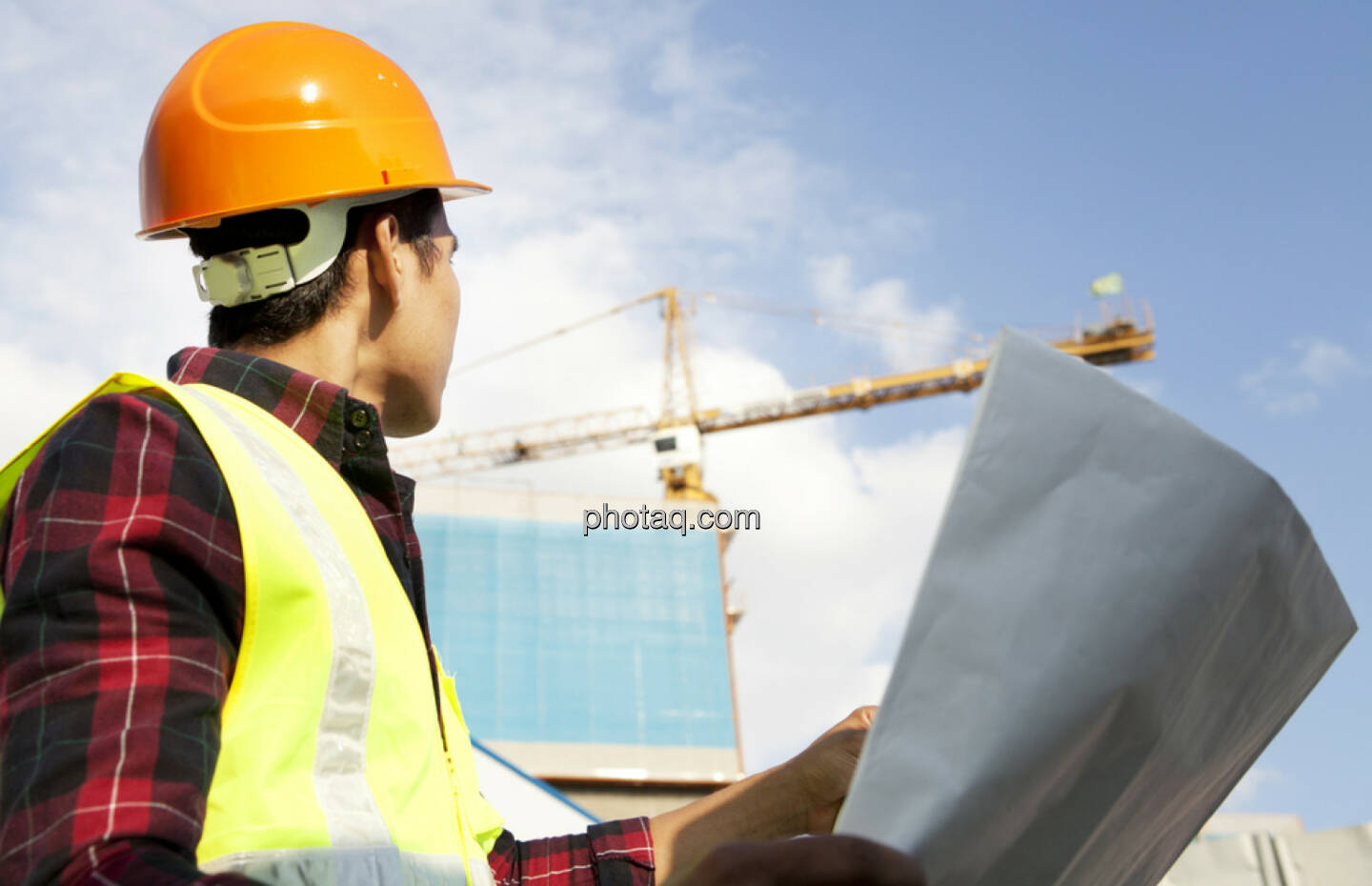 Bau, Baustelle, Braukran, Kran, Helm, Schutzhelm, http://www.shutterstock.com/de/pic-147780710/stock-photo-engineer-builder-wearing-safety-vest-with-blueprint-at-construction-site.html