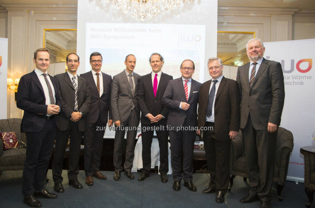 Franz Schellhorn, Direktor der Denkfabrik Agenda Austria; Florian Haas, Leiter der Abteilung Energie-Rechtsangelegenheiten im BMWfw; Martin Reichard, Geschäftsführer IWO-Österreich; Jürgen Schneider, Vertriebsleiter und Prokurist des Umweltbundesamtes; Michael Uray, Vorstandsvorsitzender IWO-Österreich; Moderator Gerald Groß; Univ.Doz. Stephan Schwarzer, Leiter der Abteilung für Umwelt-und Energiepolitik in der WKO; Jörg Lenk, Umweltbeauftragter Uniti Deutschland, Bundesverband Mittelständischer Mineralölunternehmen e.V.: Institut für Wärme und Oeltechnik: IWO Energiesymposium: Anreize sind besser als Verbote, © Aussendung (24.10.2014) 