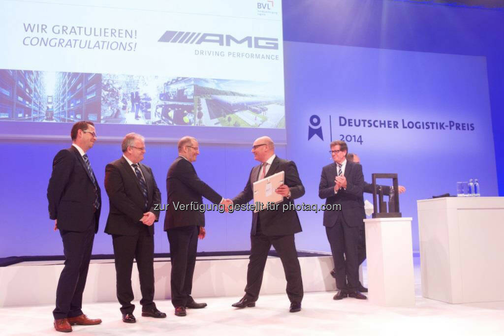 Raimund Klinkner, Vorsitzender des Vorstandes der Bundesvereinigung Logistik (BVL), gratuliert Marco Witzel, Leitung Logistik und Prozesse bei Mercedes-AMG: Mercedes-AMG erhält Deutschen Logistik-Preis 2014, © Aussendung (24.10.2014) 