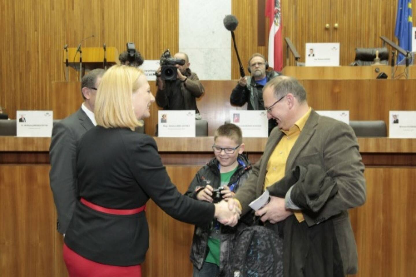 Nationalratspräsidentin Doris Bures und Zweiter Nationalratspräsident Karlheinz Kopf im Gespräch mit BesucherInnen