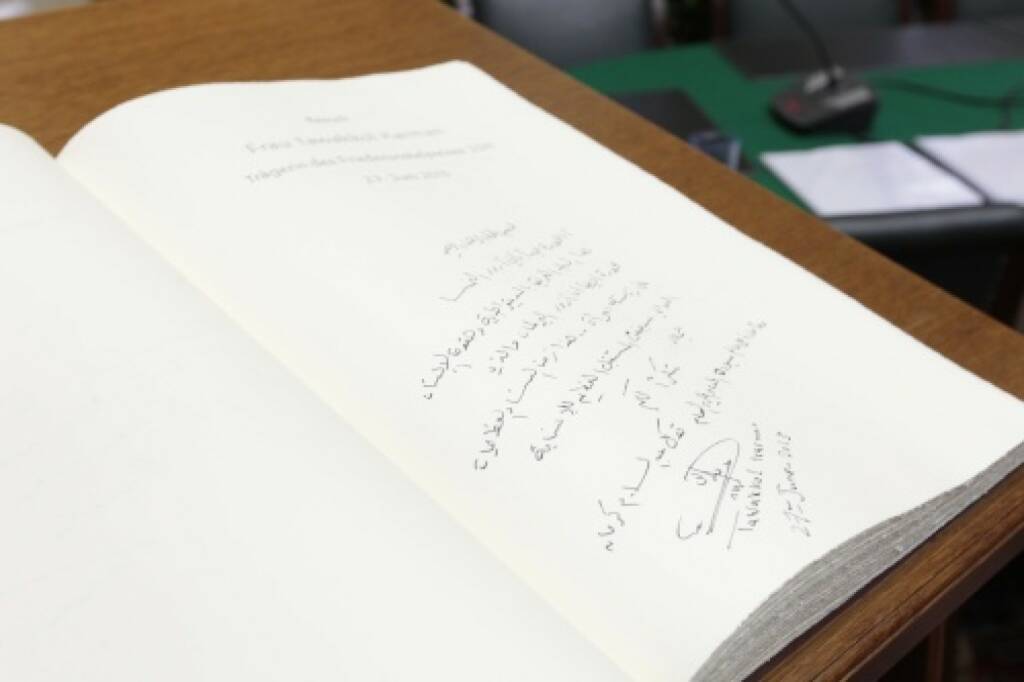 Schreiben - Parlament Gästebuch, © Parlamentsdirektion / Bildagentur Zolles KB / Martin Steiger (26.10.2014) 