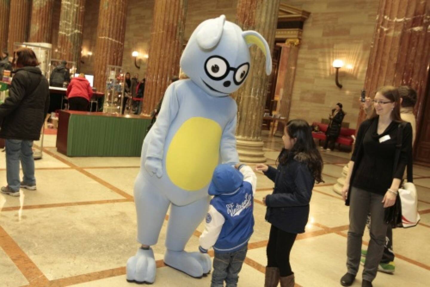 Demokratiewerkstattmaskottchen Lesko mit BesucherInnen