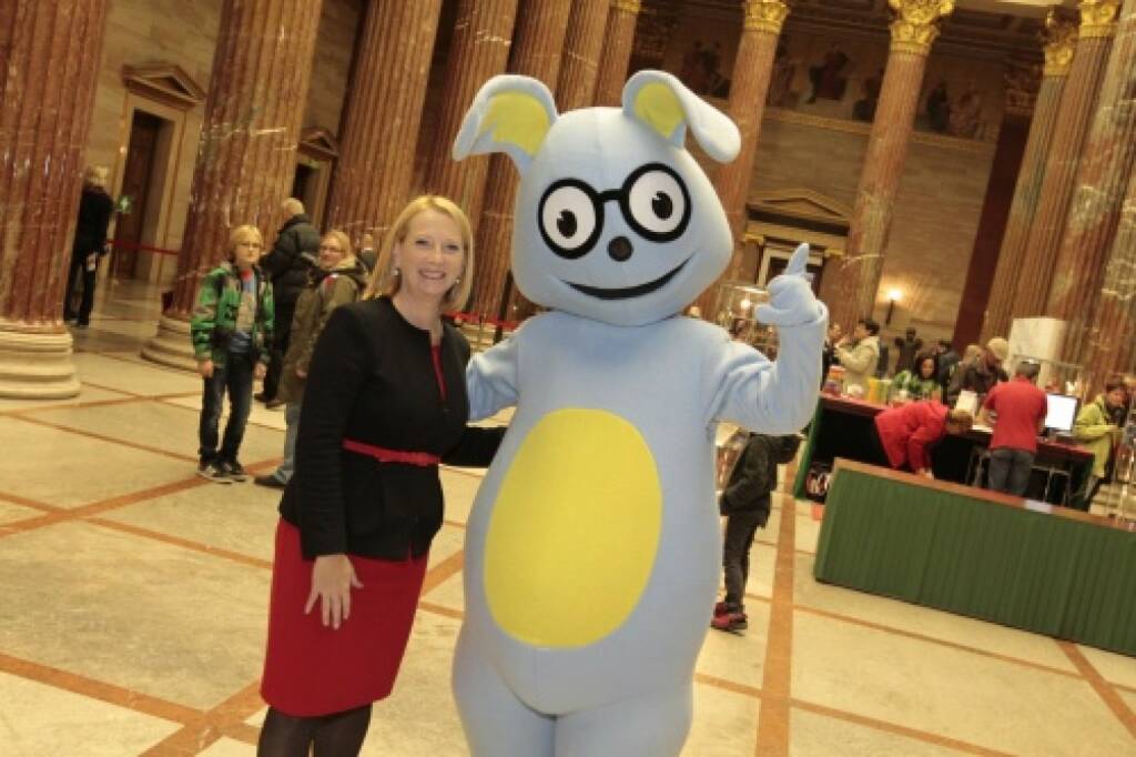 Nationalratspräsidentin Doris Bures mit dem Demokratiewerkstattmaskottchen Lesko, © Parlamentsdirektion / Bildagentur Zolles KB / Martin Steiger (26.10.2014) 